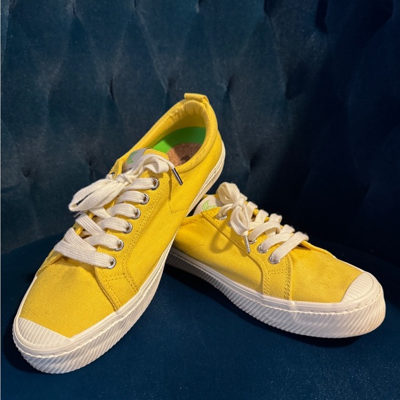 Cariuma Shoes - Cariuma OCA Low Top Yellow Canvas Sneakers - Like New